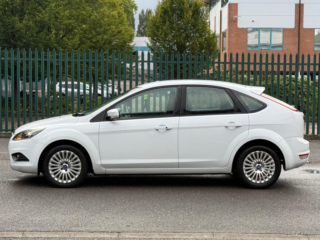Ford Focus 2.0 Titanium 5dr — photo 17 of 55