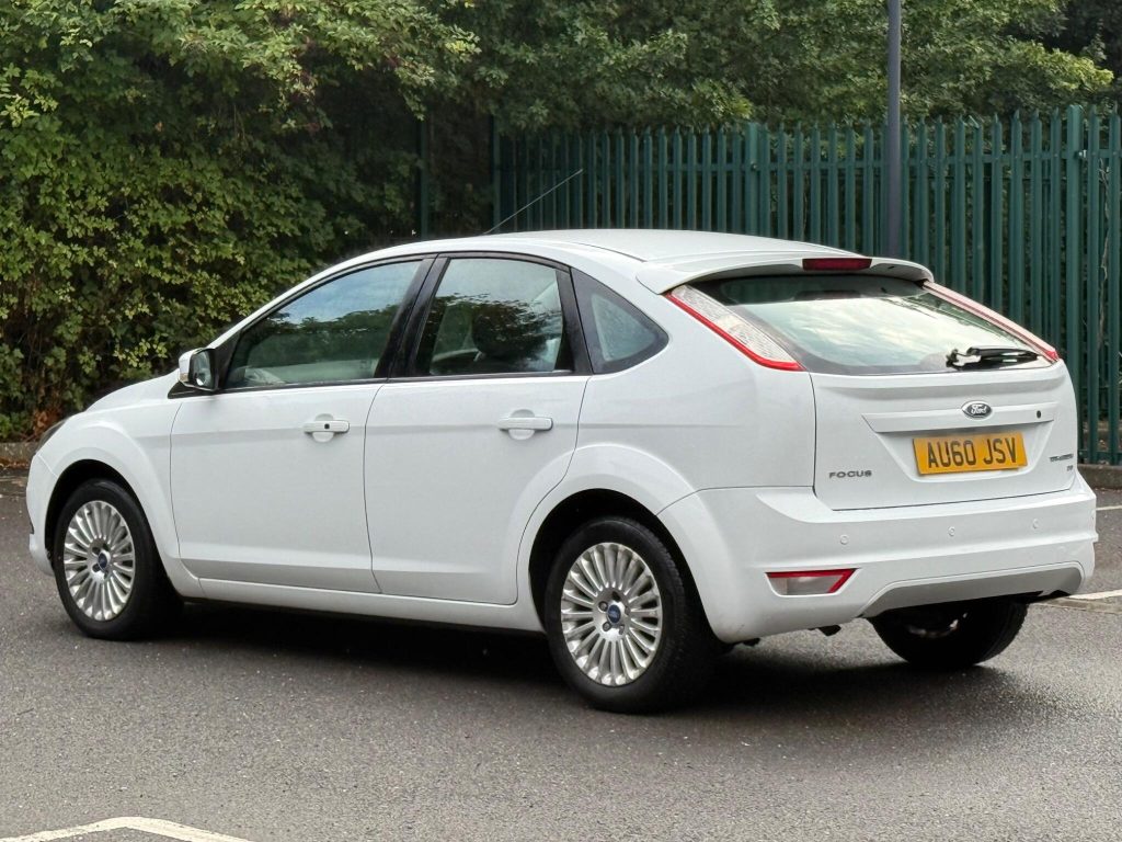Ford Focus 2.0 Titanium 5dr — photo 18 of 55