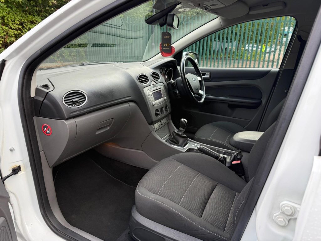 Ford Focus 2.0 Titanium 5dr — photo 23 of 55