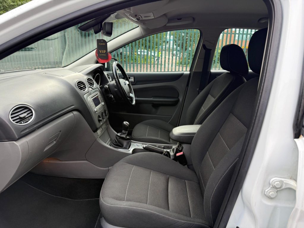 Ford Focus 2.0 Titanium 5dr — photo 24 of 55