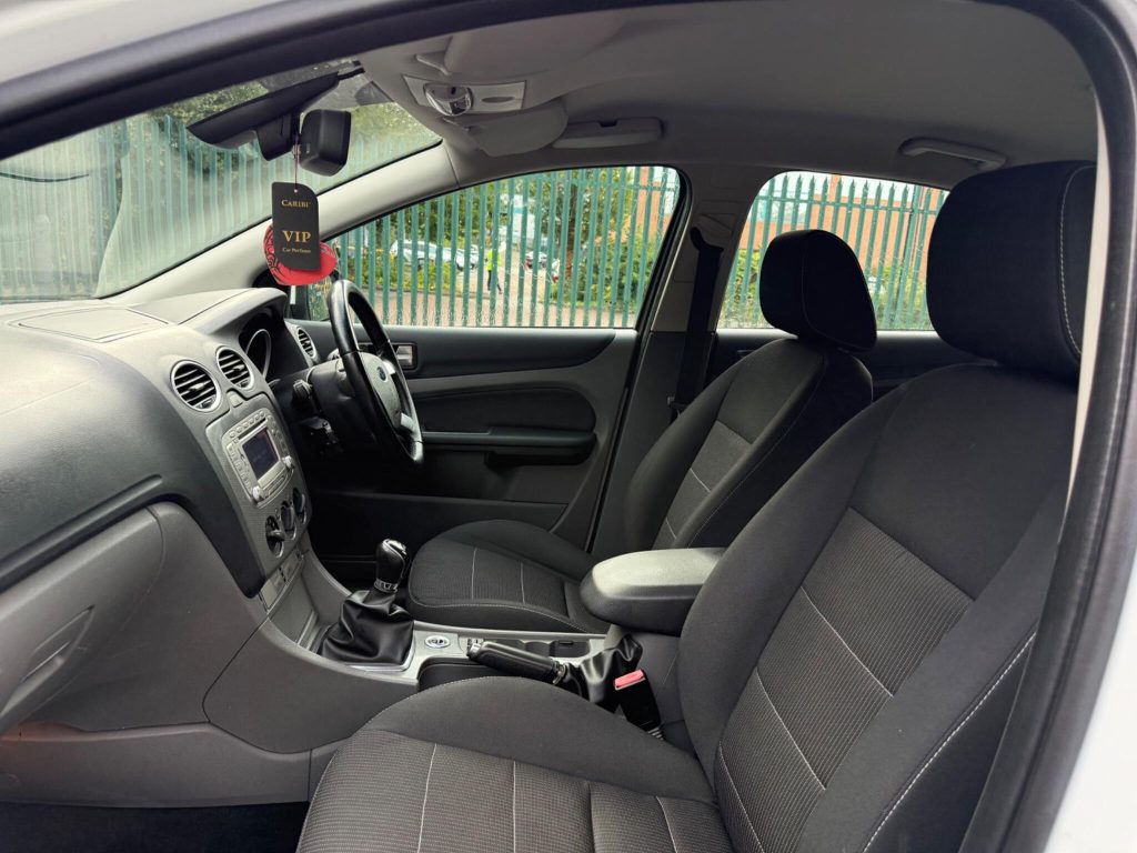 Ford Focus 2.0 Titanium 5dr — photo 25 of 55