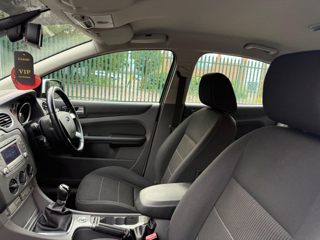 Ford Focus 2.0 Titanium 5dr — photo 26 of 55