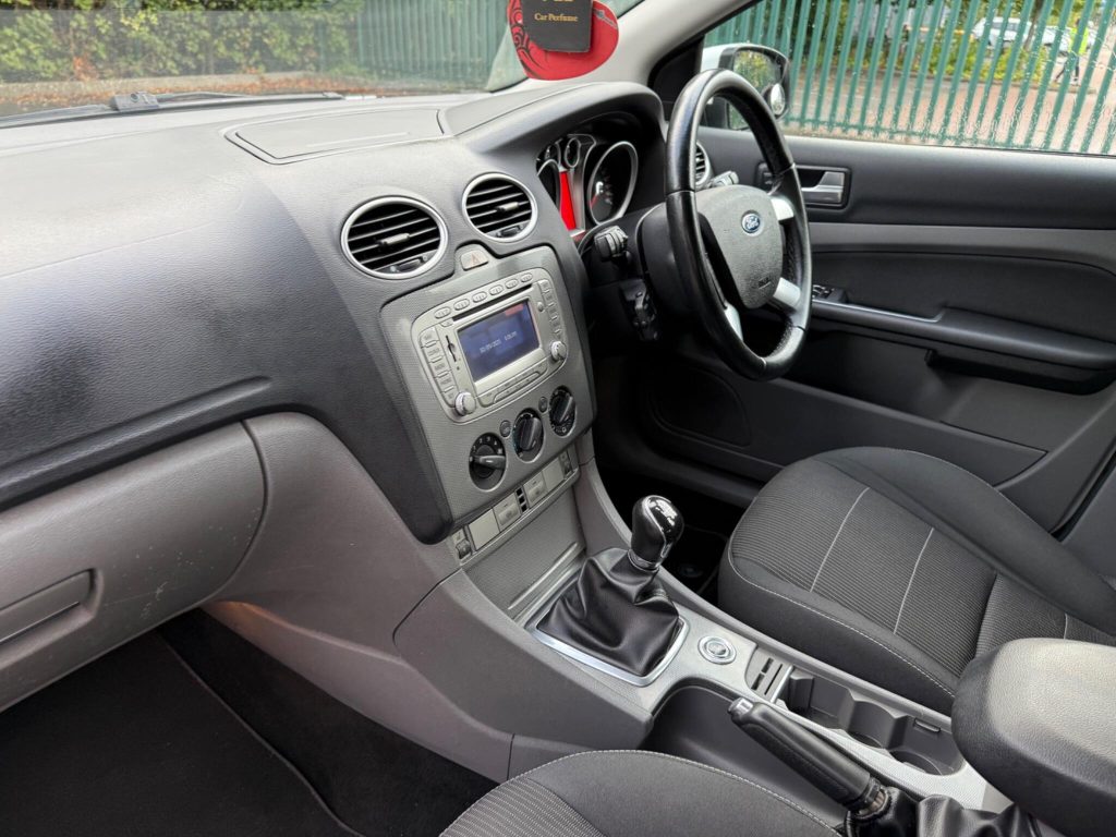 Ford Focus 2.0 Titanium 5dr — photo 27 of 55