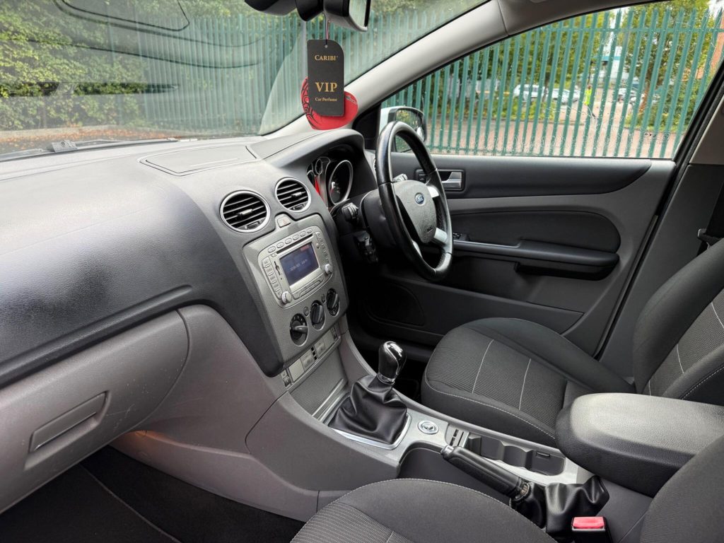 Ford Focus 2.0 Titanium 5dr — photo 28 of 55
