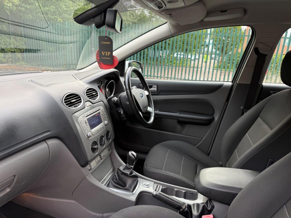 Ford Focus 2.0 Titanium 5dr — photo 29 of 55