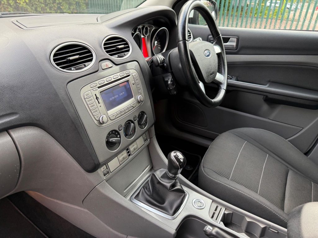 Ford Focus 2.0 Titanium 5dr — photo 30 of 55