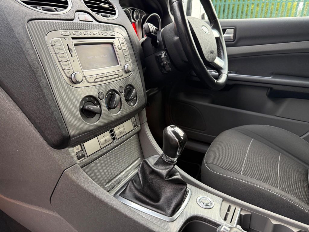 Ford Focus 2.0 Titanium 5dr — photo 31 of 55