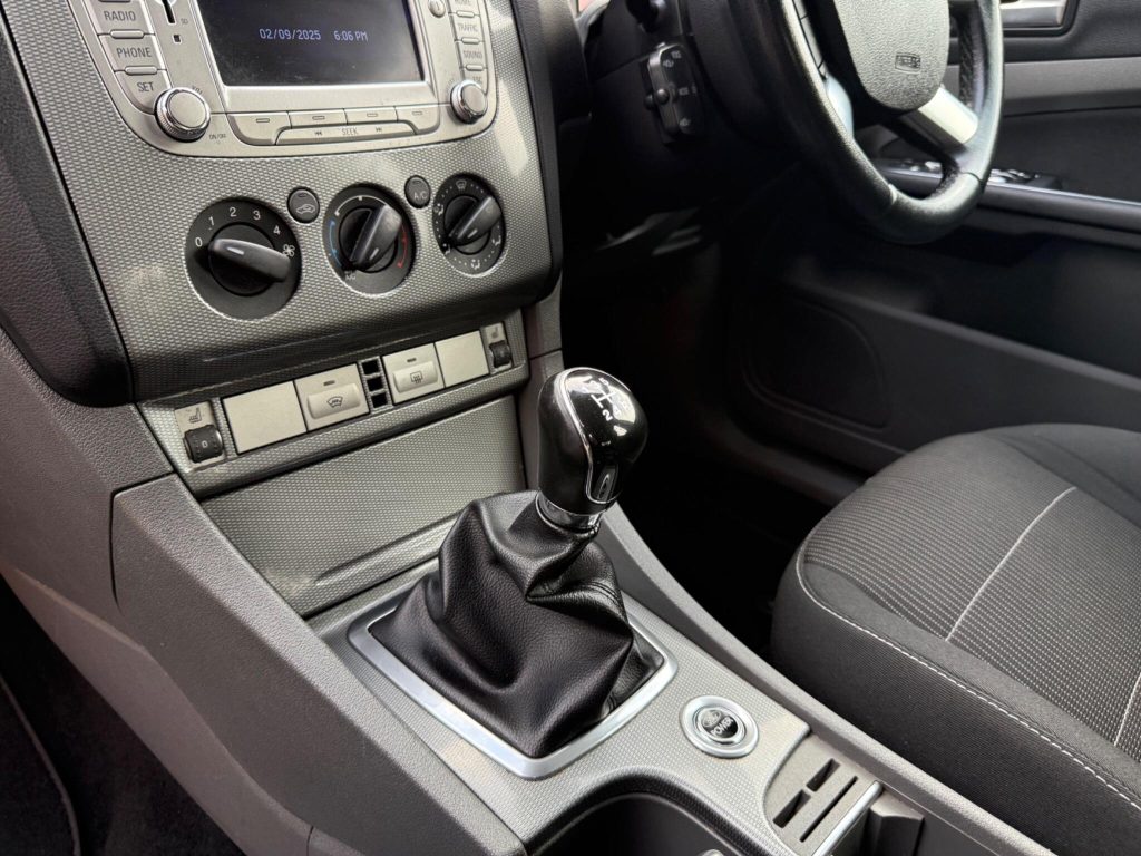 Ford Focus 2.0 Titanium 5dr — photo 32 of 55