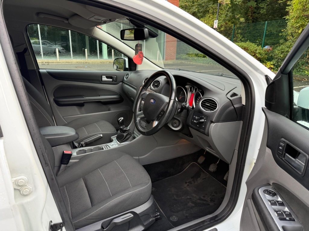 Ford Focus 2.0 Titanium 5dr — photo 33 of 55