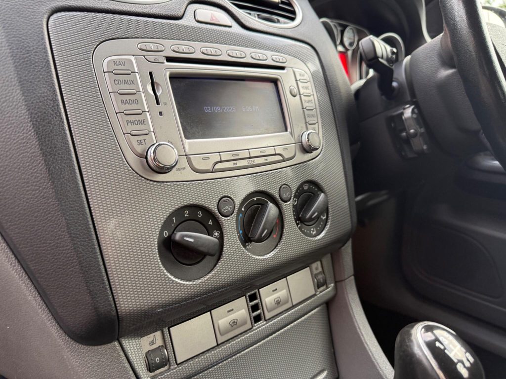 Ford Focus 2.0 Titanium 5dr — photo 34 of 55