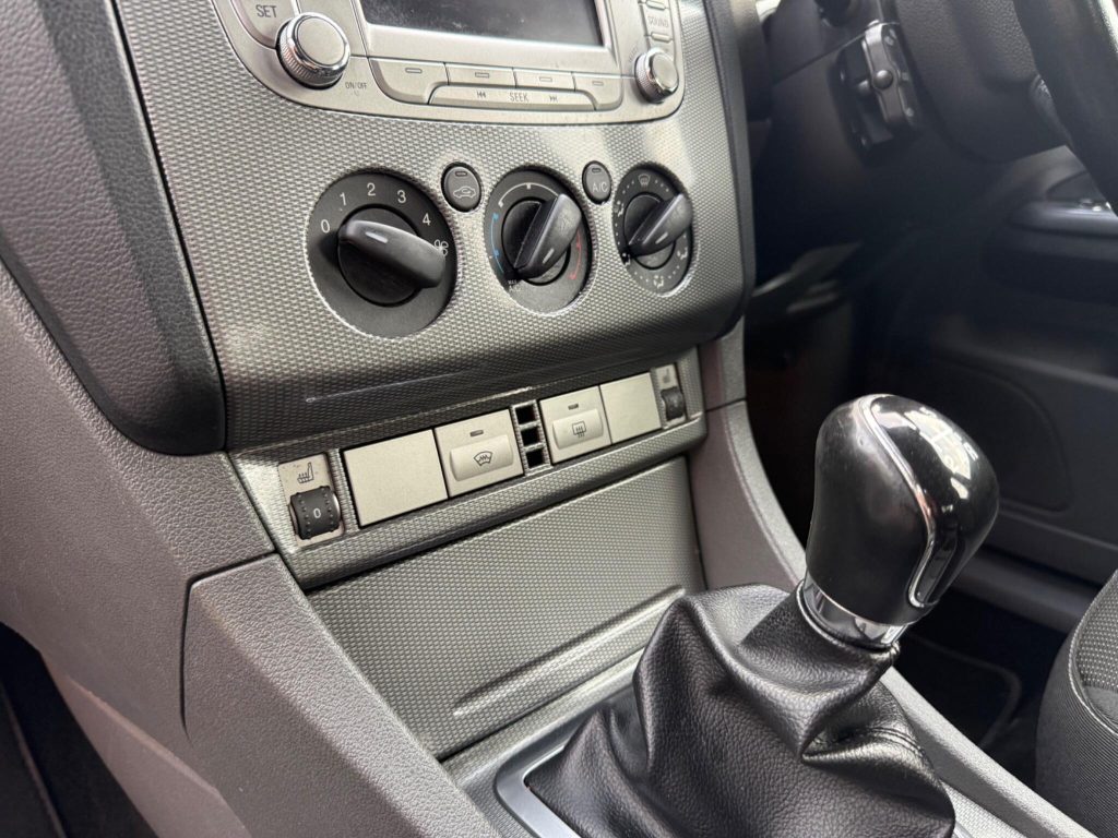 Ford Focus 2.0 Titanium 5dr — photo 35 of 55