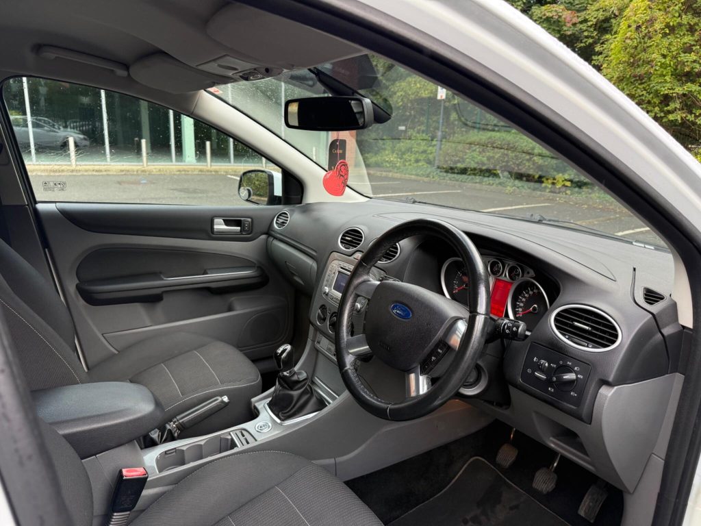 Ford Focus 2.0 Titanium 5dr — photo 36 of 55