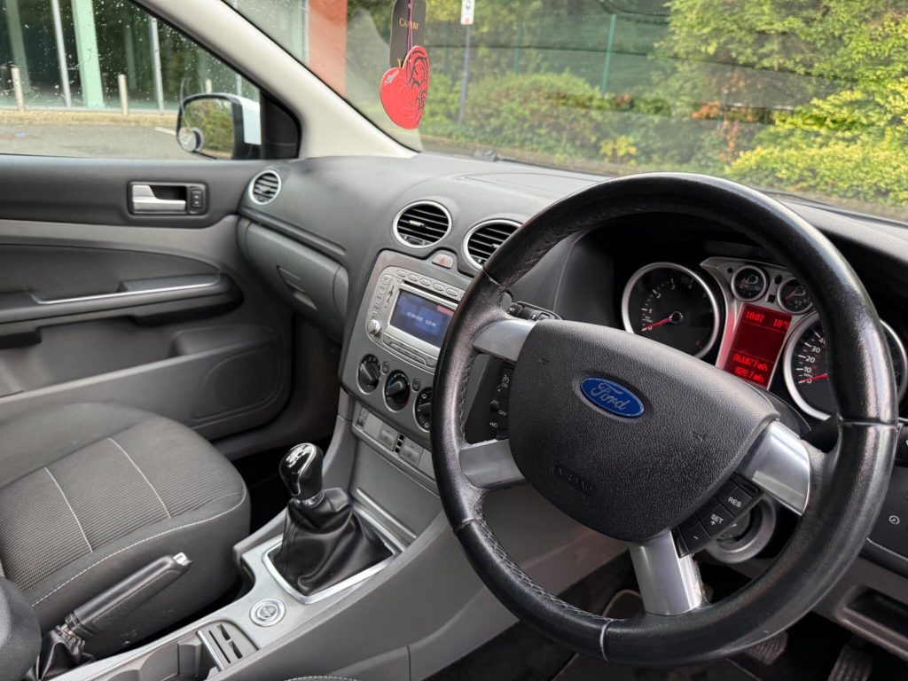 Ford Focus 2.0 Titanium 5dr — photo 37 of 55