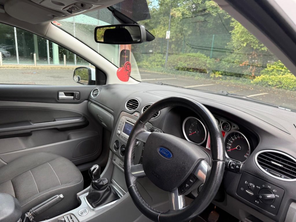 Ford Focus 2.0 Titanium 5dr — photo 38 of 55