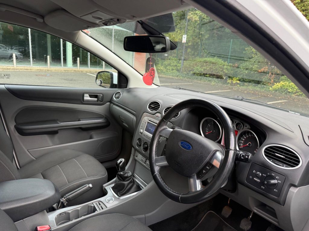 Ford Focus 2.0 Titanium 5dr — photo 39 of 55