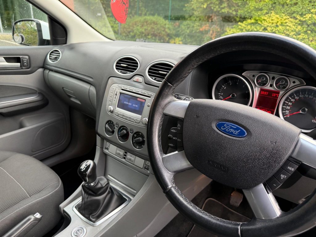 Ford Focus 2.0 Titanium 5dr — photo 40 of 55