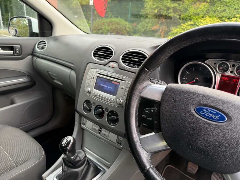 Ford Focus 2.0 Titanium 5dr — photo 41 of 55