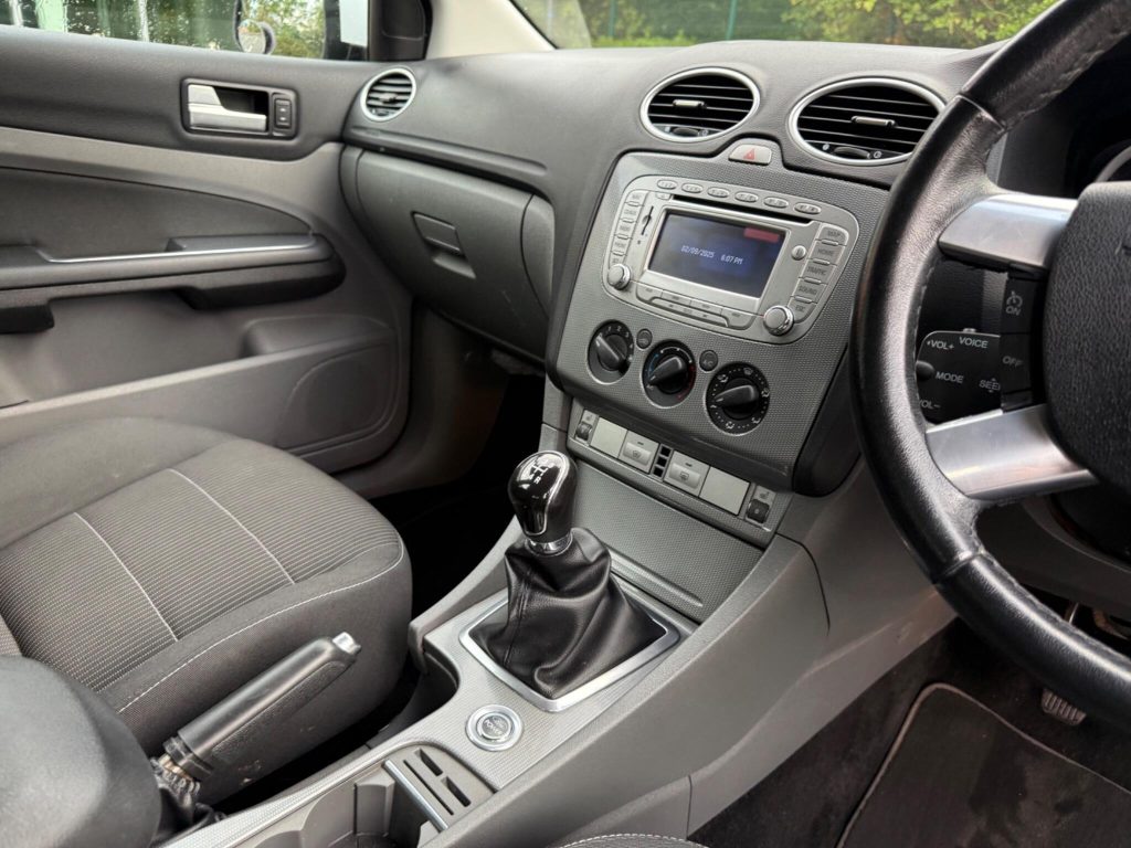 Ford Focus 2.0 Titanium 5dr — photo 42 of 55