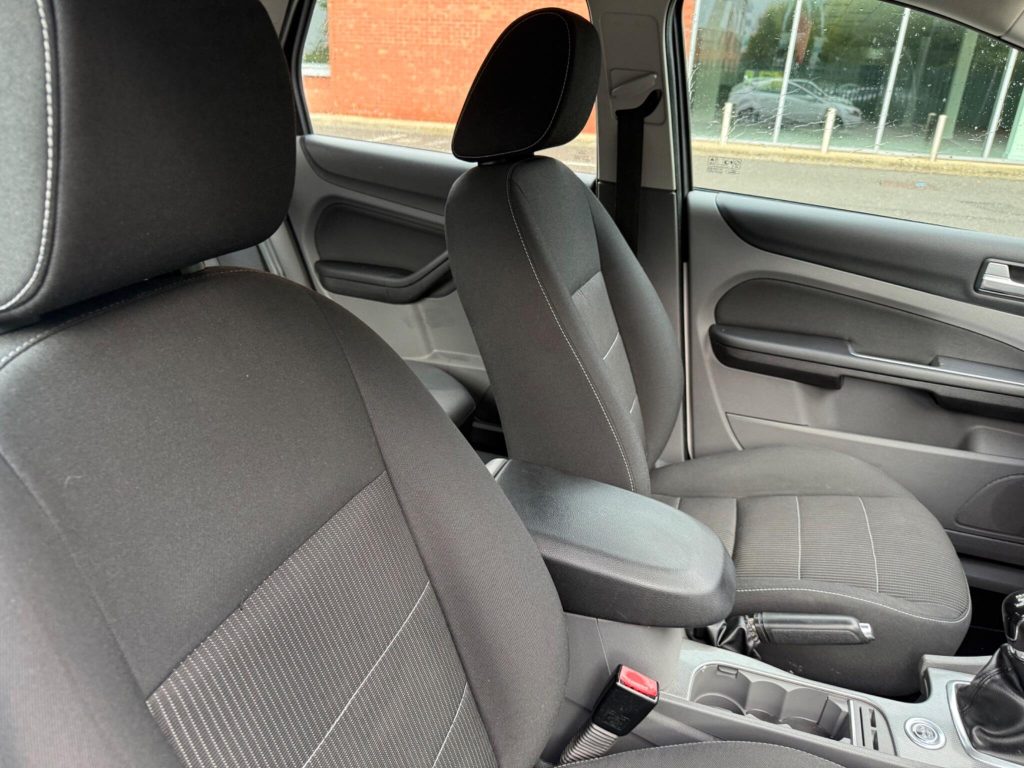 Ford Focus 2.0 Titanium 5dr — photo 43 of 55