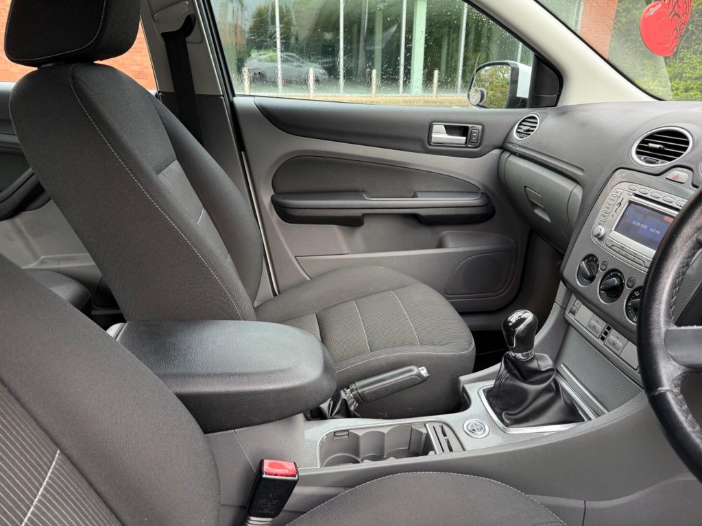 Ford Focus 2.0 Titanium 5dr — photo 44 of 55