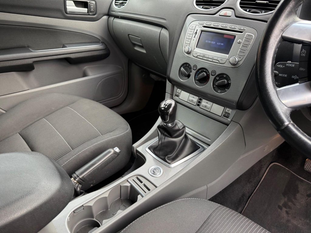 Ford Focus 2.0 Titanium 5dr — photo 45 of 55