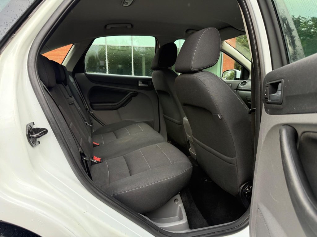Ford Focus 2.0 Titanium 5dr — photo 47 of 55