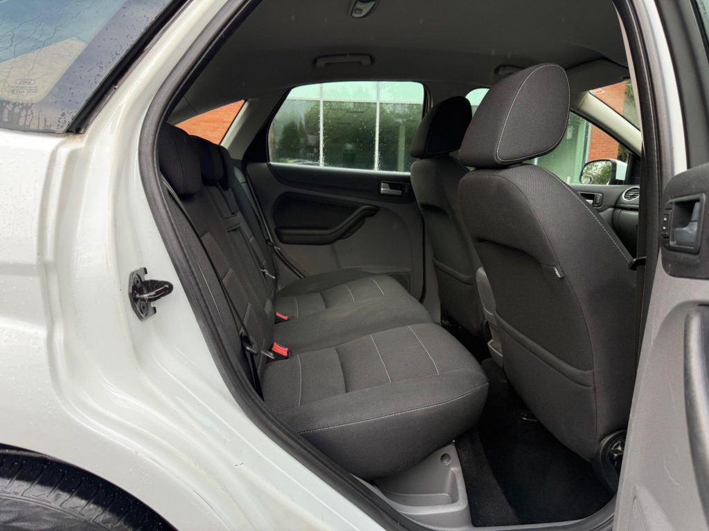 Ford Focus 2.0 Titanium 5dr — photo 48 of 55