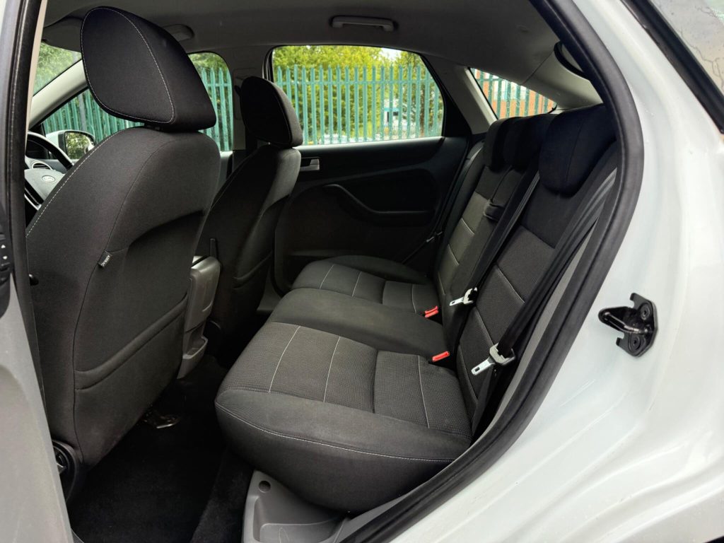 Ford Focus 2.0 Titanium 5dr — photo 49 of 55