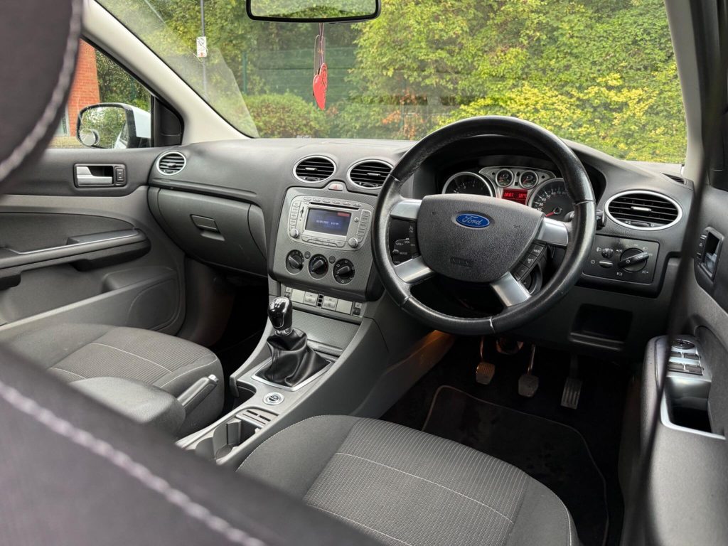 Ford Focus 2.0 Titanium 5dr — photo 50 of 55