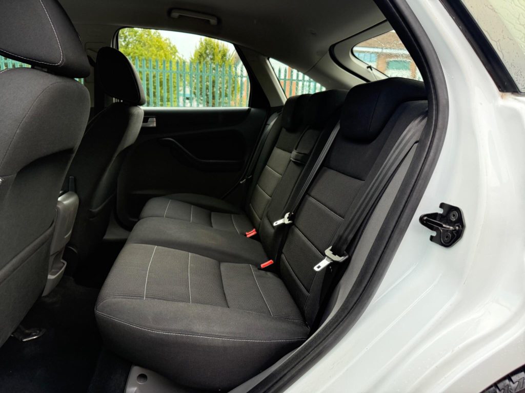 Ford Focus 2.0 Titanium 5dr — photo 52 of 55