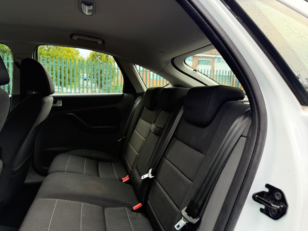 Ford Focus 2.0 Titanium 5dr — photo 53 of 55