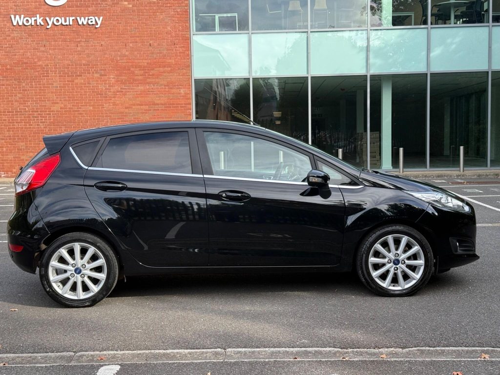 Ford Fiesta 1.0T EcoBoost Titanium Euro 6 (s/s) 5dr — photo 9 of 49