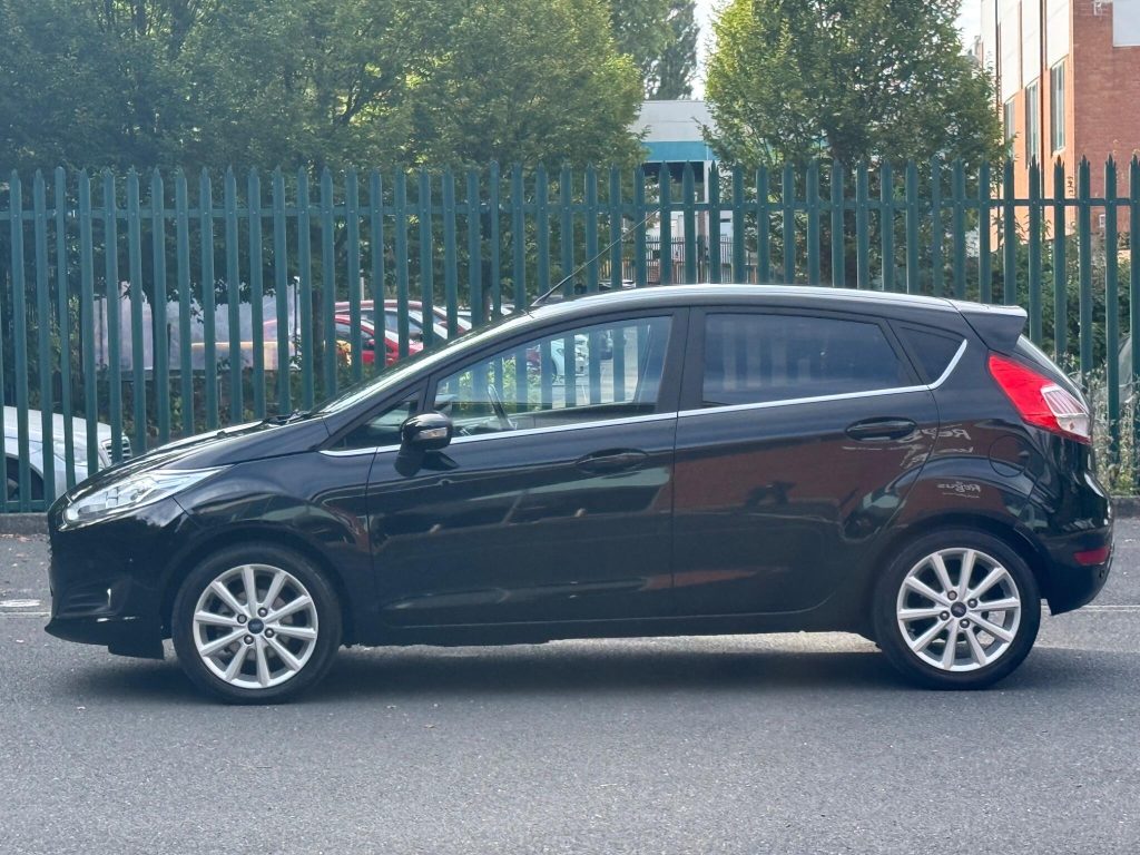 Ford Fiesta 1.0T EcoBoost Titanium Euro 6 (s/s) 5dr — photo 15 of 49