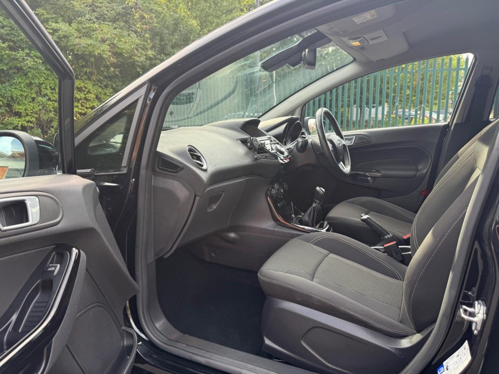 Ford Fiesta 1.0T EcoBoost Titanium Euro 6 (s/s) 5dr — photo 22 of 49