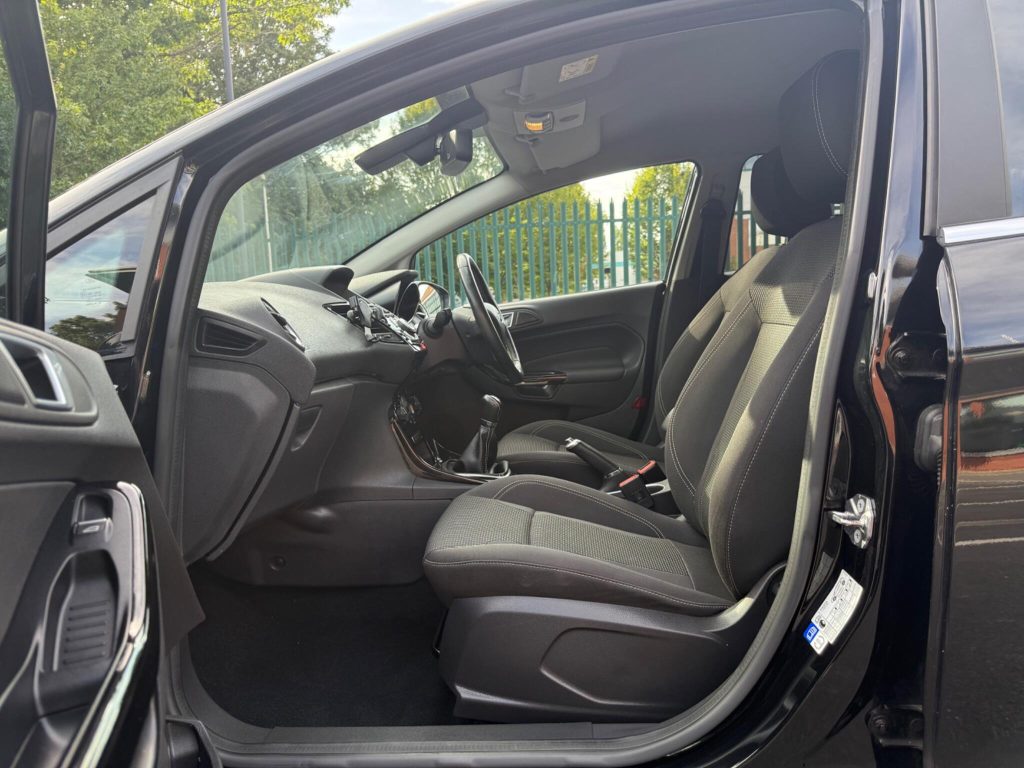 Ford Fiesta 1.0T EcoBoost Titanium Euro 6 (s/s) 5dr — photo 23 of 49