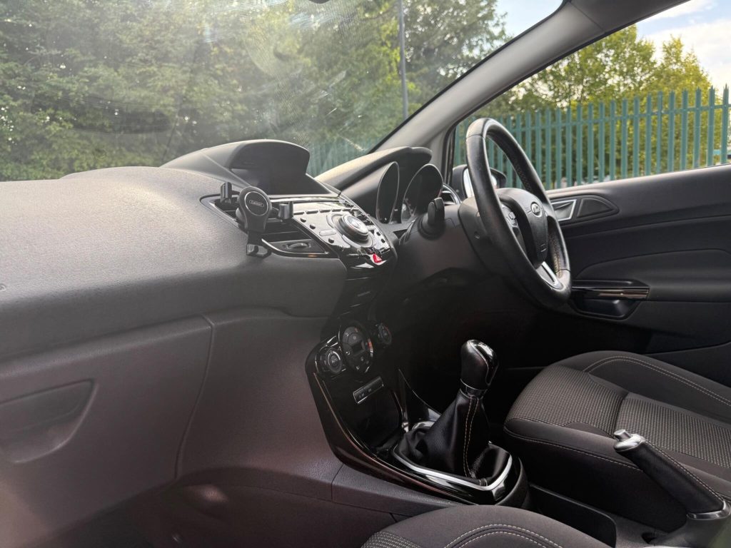 Ford Fiesta 1.0T EcoBoost Titanium Euro 6 (s/s) 5dr — photo 25 of 49