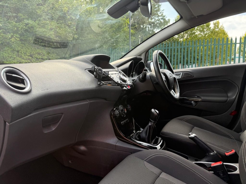 Ford Fiesta 1.0T EcoBoost Titanium Euro 6 (s/s) 5dr — photo 26 of 49
