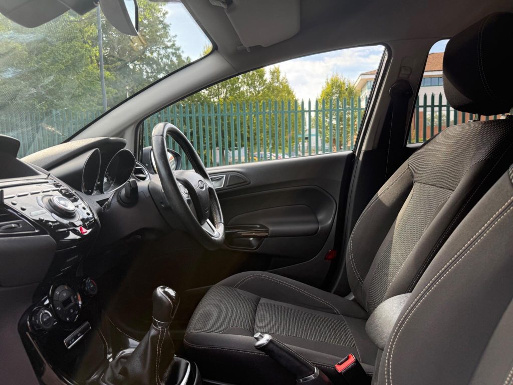 Ford Fiesta 1.0T EcoBoost Titanium Euro 6 (s/s) 5dr — photo 28 of 49