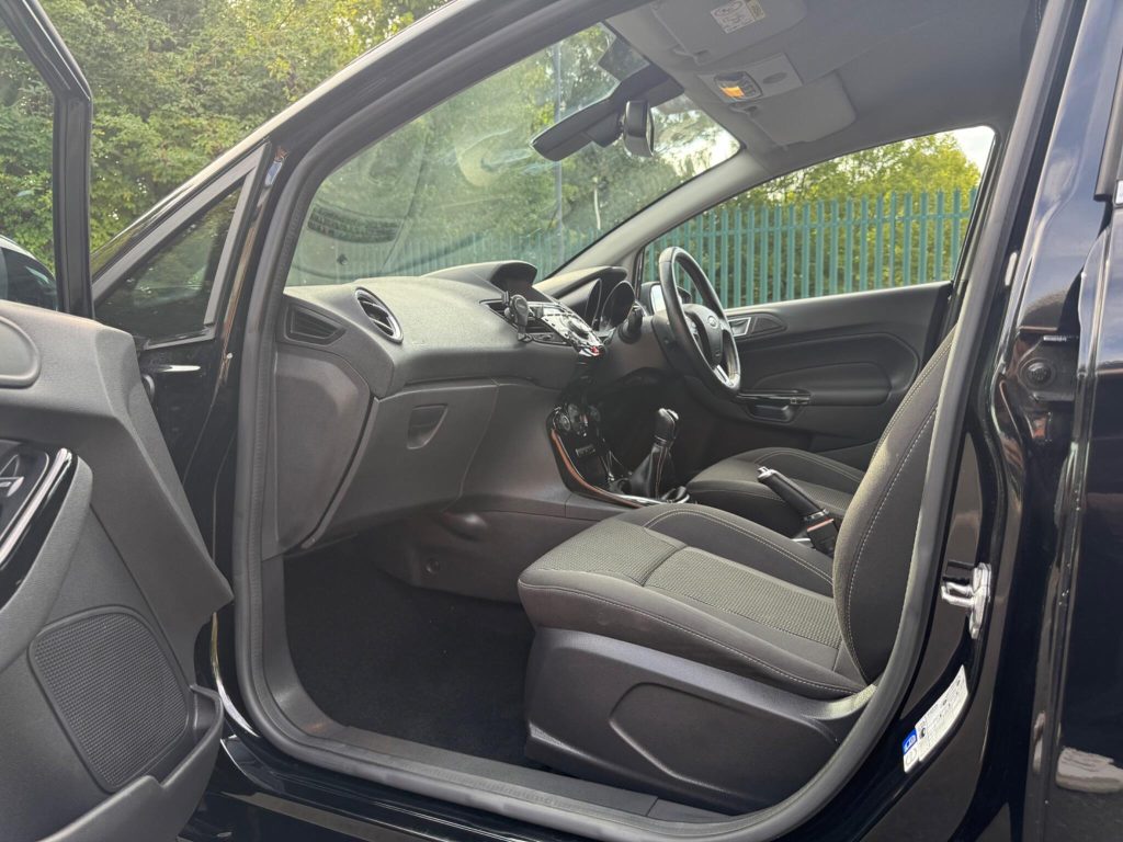 Ford Fiesta 1.0T EcoBoost Titanium Euro 6 (s/s) 5dr — photo 29 of 49