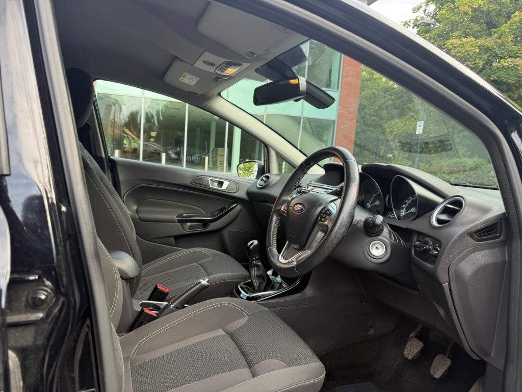 Ford Fiesta 1.0T EcoBoost Titanium Euro 6 (s/s) 5dr — photo 30 of 49