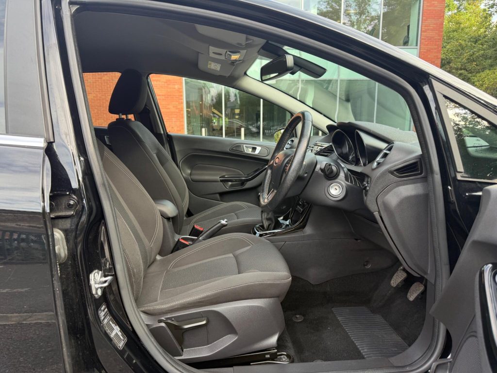 Ford Fiesta 1.0T EcoBoost Titanium Euro 6 (s/s) 5dr — photo 31 of 49