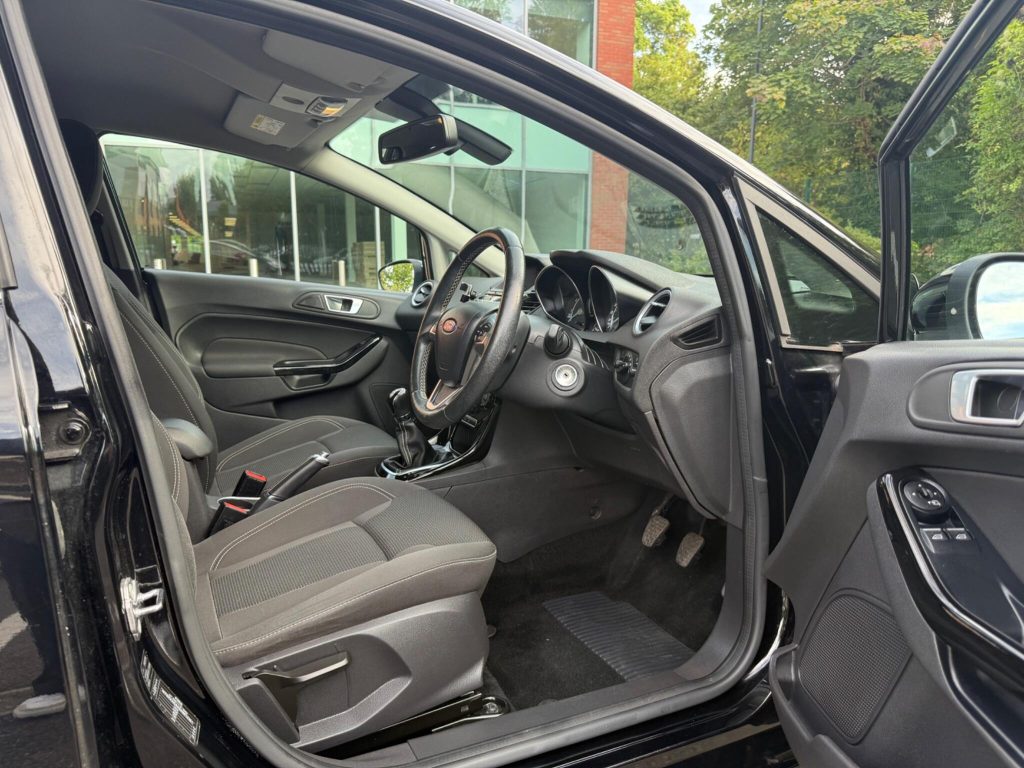 Ford Fiesta 1.0T EcoBoost Titanium Euro 6 (s/s) 5dr — photo 32 of 49