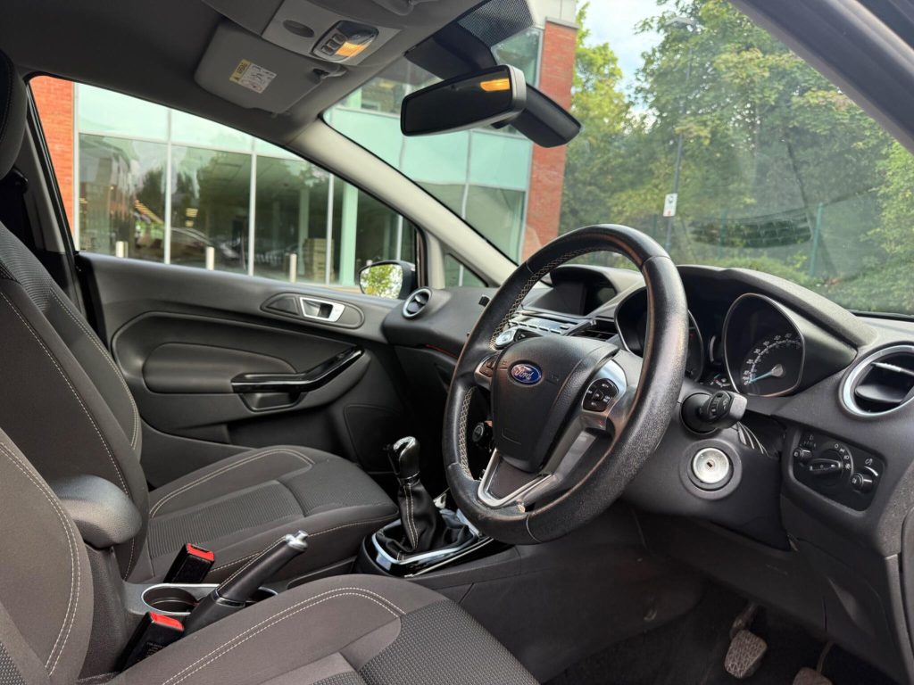 Ford Fiesta 1.0T EcoBoost Titanium Euro 6 (s/s) 5dr — photo 33 of 49