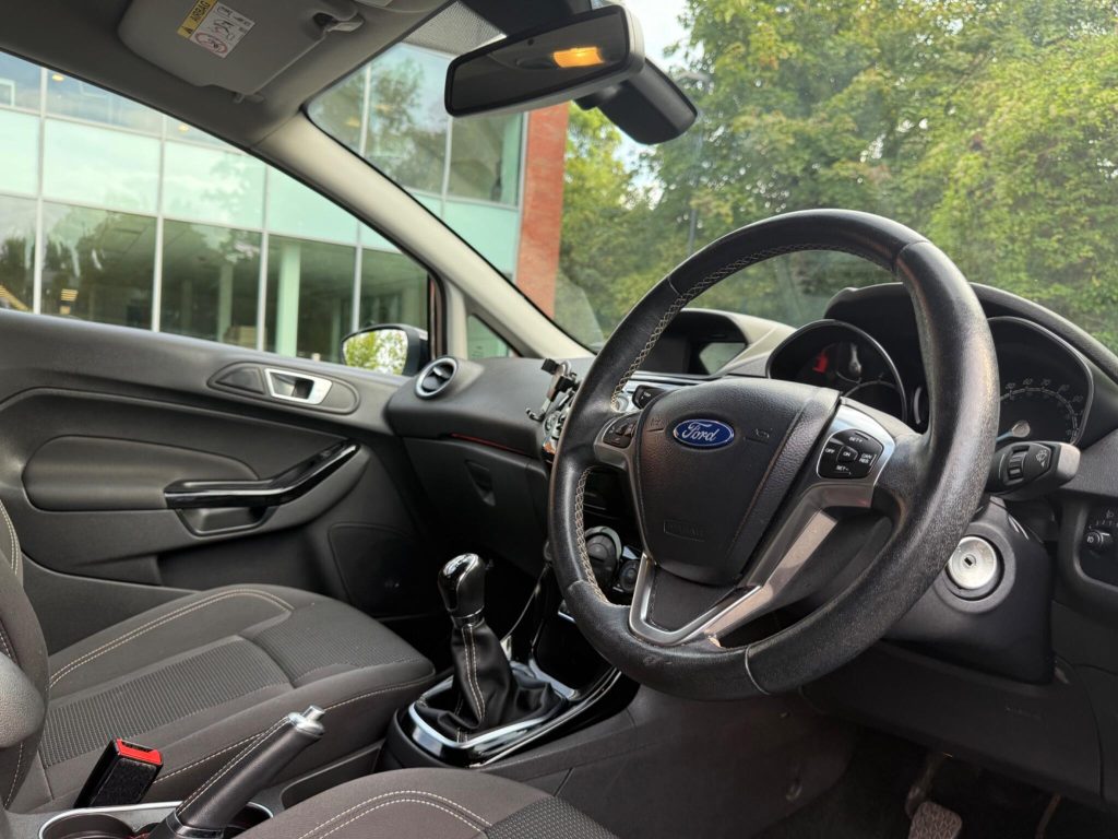 Ford Fiesta 1.0T EcoBoost Titanium Euro 6 (s/s) 5dr — photo 34 of 49