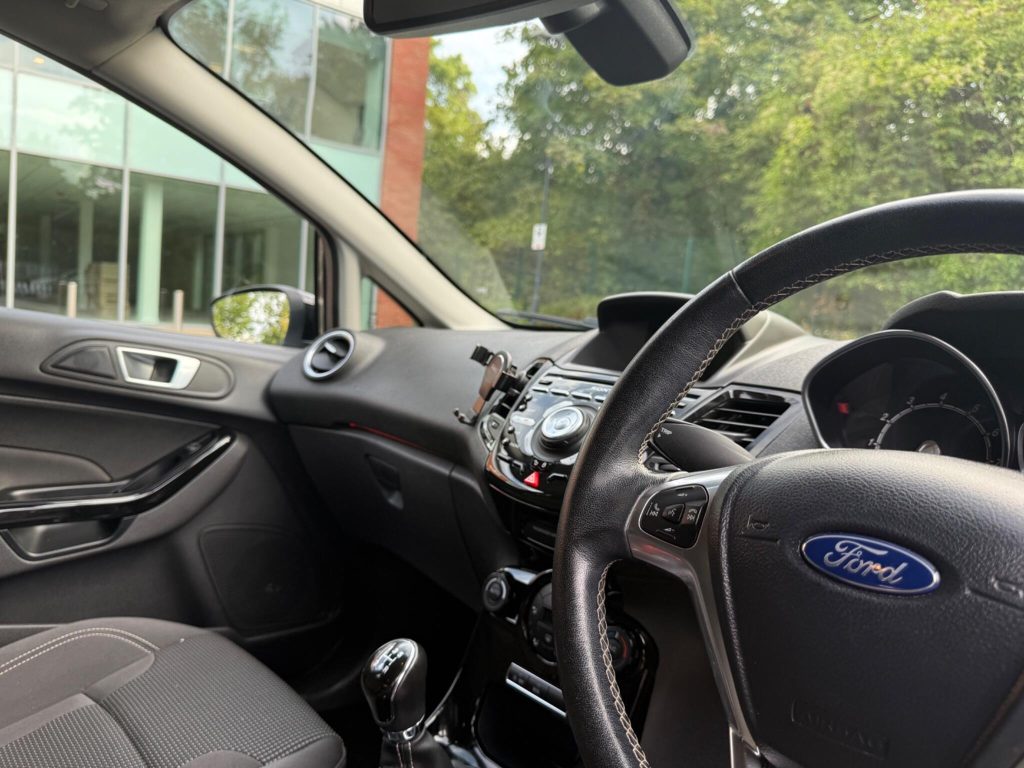 Ford Fiesta 1.0T EcoBoost Titanium Euro 6 (s/s) 5dr — photo 35 of 49