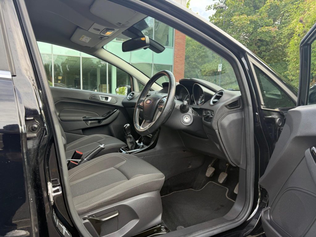 Ford Fiesta 1.0T EcoBoost Titanium Euro 6 (s/s) 5dr — photo 37 of 49