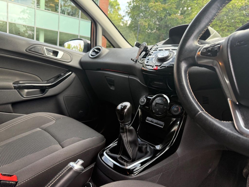Ford Fiesta 1.0T EcoBoost Titanium Euro 6 (s/s) 5dr — photo 38 of 49