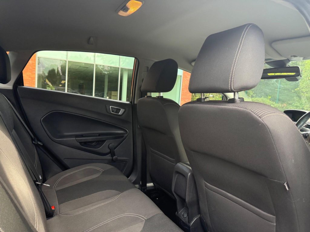 Ford Fiesta 1.0T EcoBoost Titanium Euro 6 (s/s) 5dr — photo 40 of 49