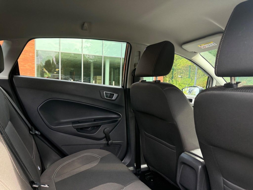 Ford Fiesta 1.0T EcoBoost Titanium Euro 6 (s/s) 5dr — photo 41 of 49
