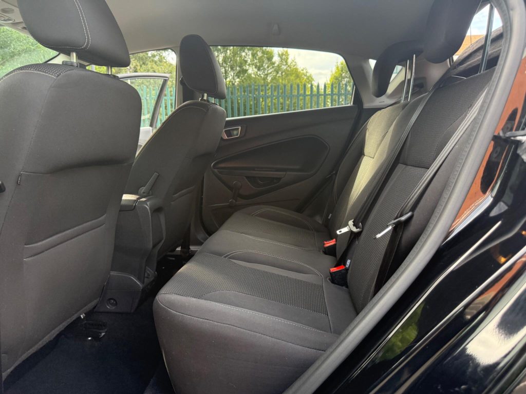 Ford Fiesta 1.0T EcoBoost Titanium Euro 6 (s/s) 5dr — photo 42 of 49